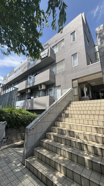 ボン・ファミリエ宮崎台の外観|日が当たり、あたたかながらもスタイリッシュなたたずまいです！