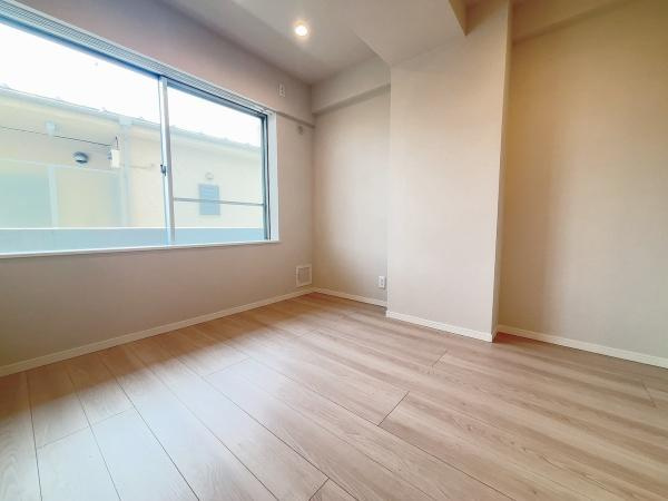 ボン・ファミリエ宮崎台の洋室|白とナチュラルの落ち着いたカラーセレクトです
