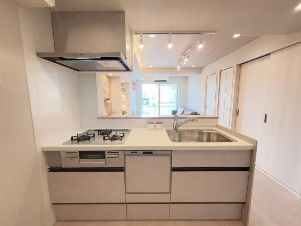 ボン・ファミリエ宮崎台のキッチン|キッチンスペースは広々しており、調理の効率が上がる３口コンロに、食洗器もついており、家事もはかどります♪