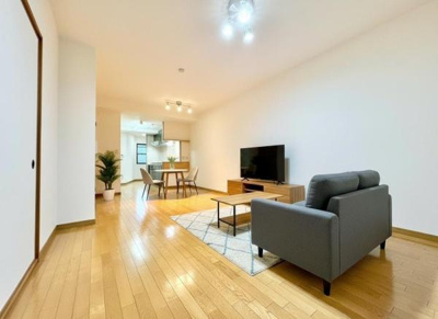 【居間・リビング】 | APAガーデンコート鳳西弐番館 | 【家具配置イメージ画像】ラグやソファで雰囲気を変えたりいろんなアレンジが楽しめます！