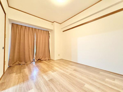 【洋室】 | APAガーデンコート鳳西弐番館 | 充分な広さと収納機能を備えた部屋はお子様の自発性と成長を促します。お子様の成長を支える、勉強や好きなことに没頭する学びの空間にどうぞ。