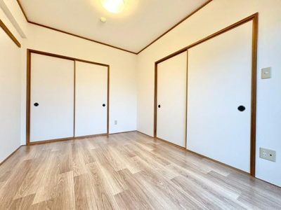 【洋室】 | APAガーデンコート鳳西弐番館 | 木目のフローリングが暖かみのある室内に。明るい寝室で心地のいい朝を迎えられそう。