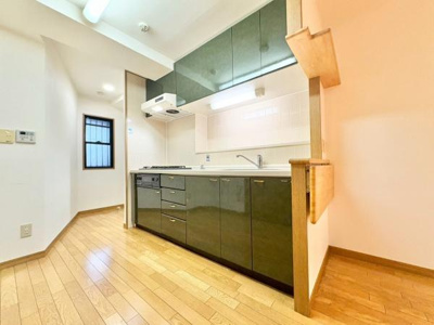 【キッチン】 | APAガーデンコート鳳西弐番館 | 見せるキッチン。ダイニングとの空間のつながりが、スペースのゆとりを生み出します♪