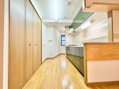 【キッチン】 | APAガーデンコート鳳西弐番館 | 食品や食器などを収納できるパントリー。もちろんそれ以外にも、普段はあまり使わない調理器具をしまうなど、その使い勝手は多様。入りきらない調味料類や、備蓄庫として機能性と見た目にも優れた有能な収納です！