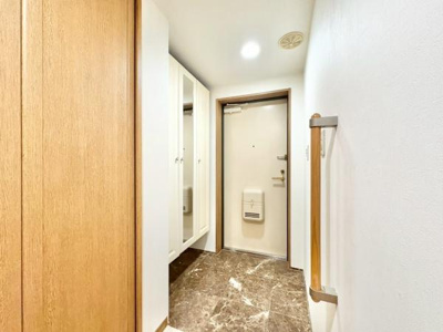 【玄関】 | APAガーデンコート鳳西弐番館 | 住まう人も来客も入った時にワクワクさせてくれるオシャレな玄関♪
収納もたっぷりあるので、靴がたくさんあっても安心！
気持ちの良い朝は、毎日ここからスタートしていきます♪