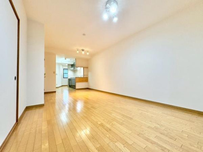 【居間・リビング】 | APAガーデンコート鳳西弐番館 | 南向きに大きく開いた窓からは、明るい陽射しが射し込みます。
爽やかな風が吹き抜ける心地良いリビングには、自然と家族が集まります。