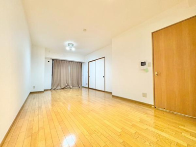 【居間・リビング】 | APAガーデンコート鳳西弐番館 | 家族の笑い声が聞こえてきそうな大空間♪大きめのLDKはそれだけで心が和みます。家族揃ってリビングで過ごすお休みの日が、楽しみになる場所となることでしょう。