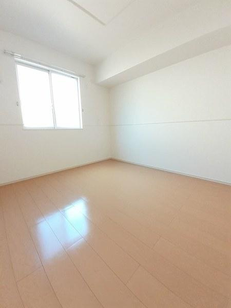 ピュアーズ　１３　Ｂの洋室