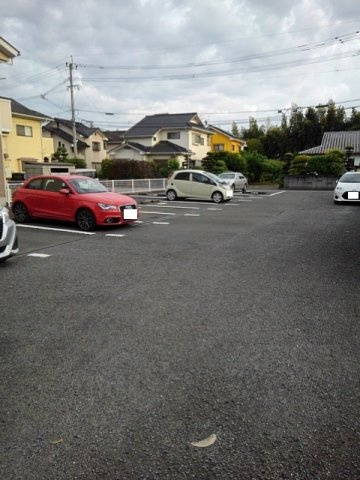 レジデンスタナカＢの駐車場