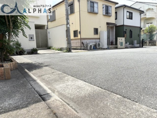 【前面道路含む現地写真】 | 前面道路幅員6ｍの為、駐車がしやすい♪