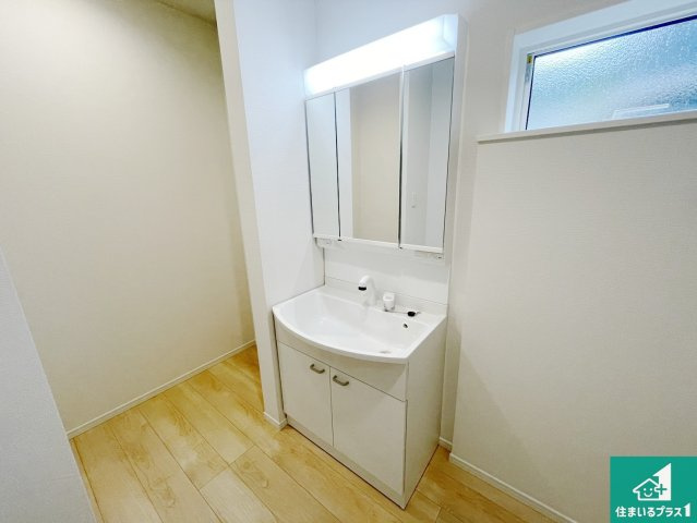 京都市北区西賀茂蟹ケ坂町　第1期　新築一戸建ての独立洗面台|清潔感のある洗面台です。フラットな鏡は掃除がしやすく毎日清潔！鏡裏には収納があるのでスッキリとした洗面台が保てます。