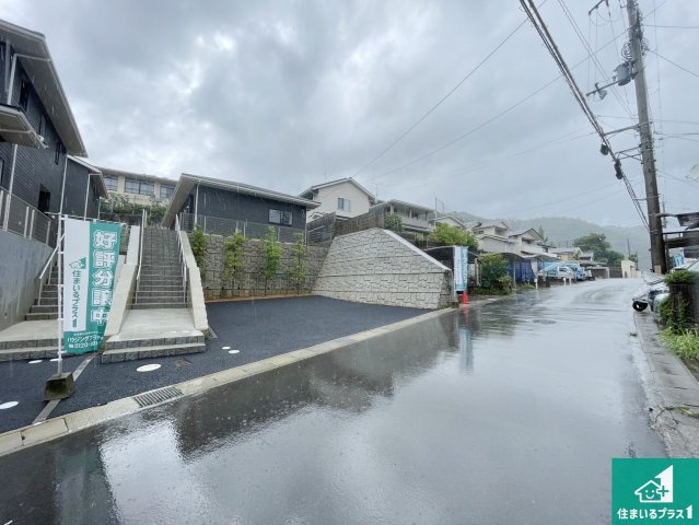 京都市北区西賀茂蟹ケ坂町　第1期　新築一戸建ての前面道路含む現地写真|周辺は閑静な住宅街！前面道路広々で車の出し入れも便利です。駐車が苦手な方でも安心して車庫入れできます！