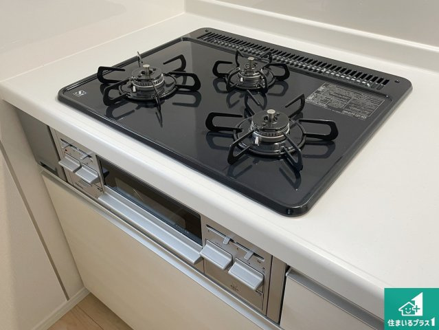 京都市北区西賀茂蟹ケ坂町　第1期　新築一戸建ての設備|ダブル高火力Ｓｉセンサー付きコンロ！３口あるので、まとめて料理をする時も大活躍！