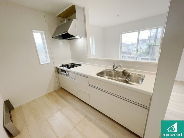 京都市北区西賀茂蟹ケ坂町　第1期　新築一戸建てのキッチン|リビングと統一感があり、使い勝手のいいキッチン。広々としているので、二人並んで作業が出来ちゃいます。お子様と一緒に色々なお料理に挑戦できるスペースがあります。