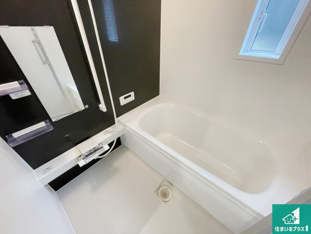 京都市北区西賀茂蟹ケ坂町　第1期　新築一戸建ての浴室|足をゆったり伸ばして寛げる浴槽です。窓が設けられていますので差し込む光が明るく穏やかな雰囲気にしてくれます♪浴室乾燥機も設置しているので、雨の日の洗濯物も安心です♪