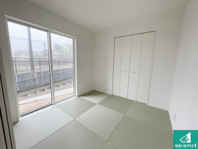 京都市北区西賀茂蟹ケ坂町　第1期　新築一戸建ての和室|一室あると便利な和室は客間としてだけでなく、小さなお子様のプレイルームや食後のくつろぎスペースとしてもご利用いただけます。収納もついていますので大活躍間違いなし！