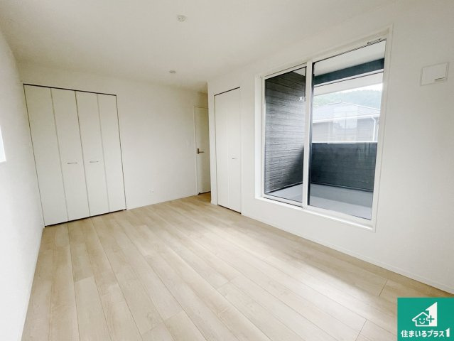 京都市北区西賀茂蟹ケ坂町　第1期　新築一戸建ての洋室|シンプルな洋室は、自分好みのインテリアが楽しめます♪ご家族とインテリアや家具を選びに行くのは新築購入時の醍醐味の一つです。ぜひお楽しみください♪