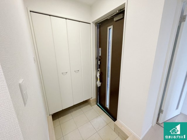 京都市北区西賀茂蟹ケ坂町　第1期　新築一戸建ての玄関|シューズボックスにはたくさんの靴が収納できるので玄関周りはいつもスッキリ！ご家族が増えても安心！