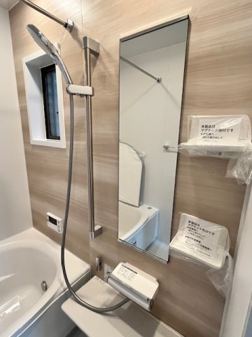 天城通3丁目中古戸建の浴室|マグネット式収納や取外しできる棚で小物もスッキリ収納できます♪