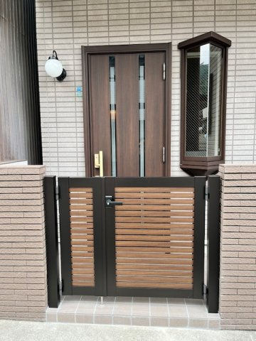 天城通3丁目中古戸建のエントランス|扉のデザインや外壁の質感が目を引くモダンな外観。夜には照明が灯り、また違った表情を楽しめます。