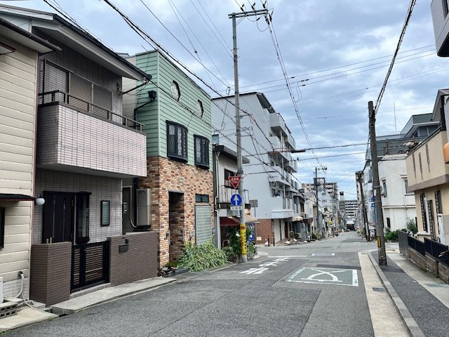 天城通3丁目中古戸建の前面道路含む現地写真|前面道路が広いため圧迫感がなく、車の通り抜けもスムーズ。