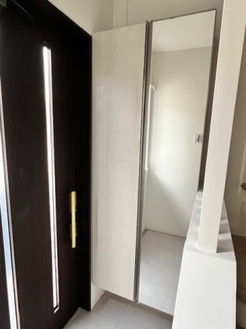 天城通3丁目中古戸建の玄関|身だしなみチェックに便利なミラー付きシューズボックス。家族の靴をたっぷり収納でき、いつも清潔感のある玄関でお出迎えできます。