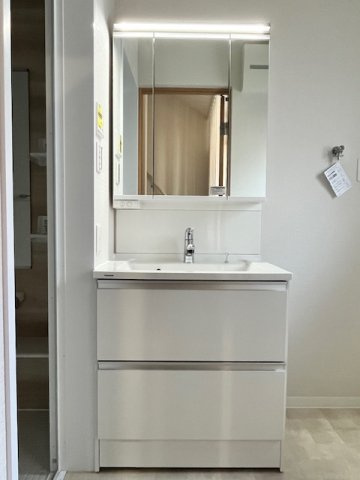 天城通3丁目中古戸建の独立洗面台|洗面ボウルが深くなっているのが魅了なシャワー付き洗面台。鏡裏や足元に豊富な収納を備え、散らかりがちな洗面周りもすっきり片付きます