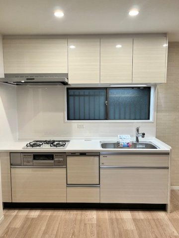 天城通3丁目中古戸建のキッチン|白を基調とした清潔感あふれるキッチン。家族との会話を楽しみながらお料理ができます。
