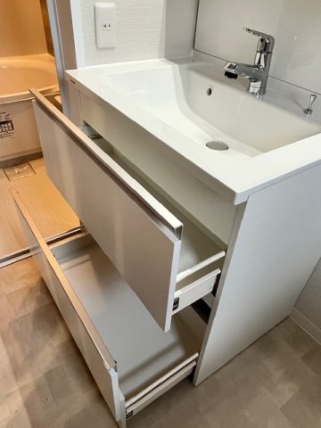 天城通3丁目中古戸建の独立洗面台|大容量のスライド収納です