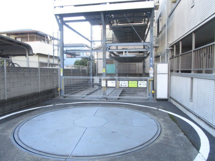 ロイヤルパレス市川の駐車場