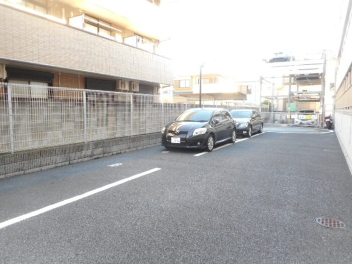 ロイヤルパレス市川の駐車場