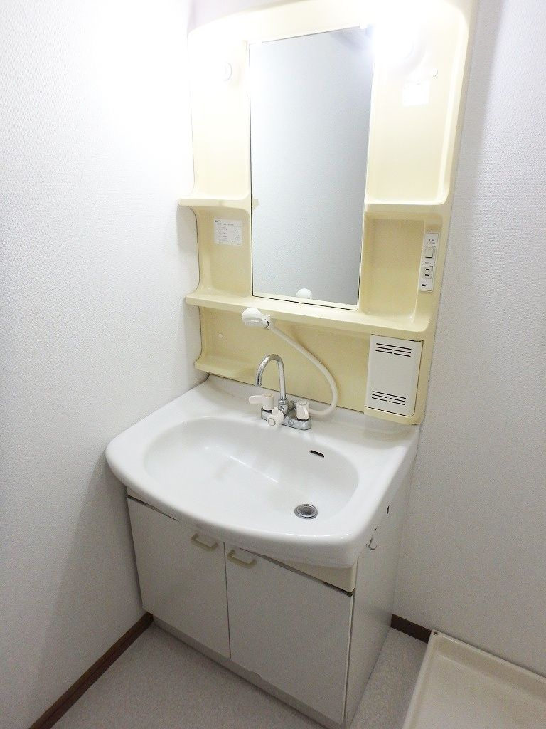 エクセルハイツ 北の洗面所|ゆったりとスペースのある洗面所