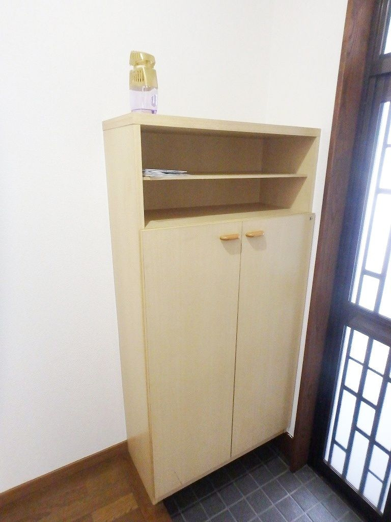 エクセルハイツ 北の玄関|収納もある玄関です