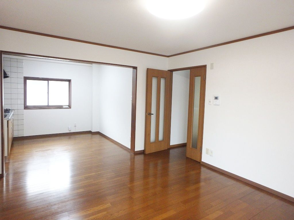 エクセルハイツ 北の居間・リビング|こちらのリビングで趣味の時間をお楽しみください