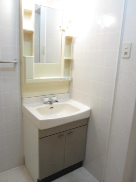 シャルム高松IIの洗面所|明るい洗面所です