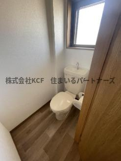 コーポベルヴューのトイレ|落ち着いた色調のトイレです