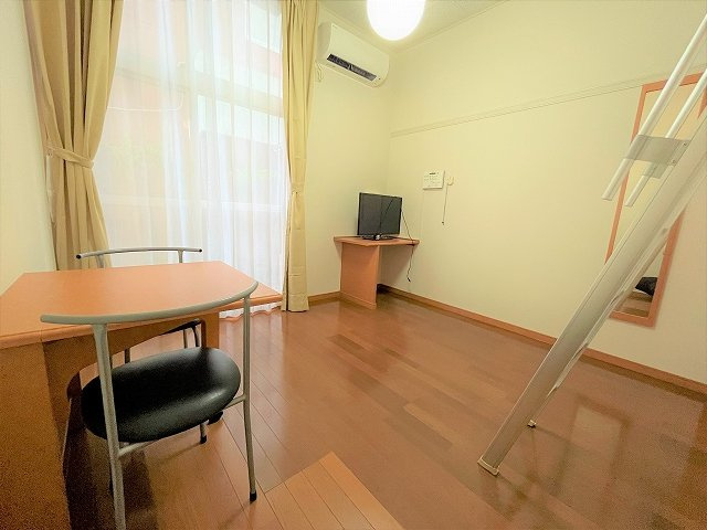 レオパレスＫの居間・リビング|1Ｆのお部屋はフローリングです。