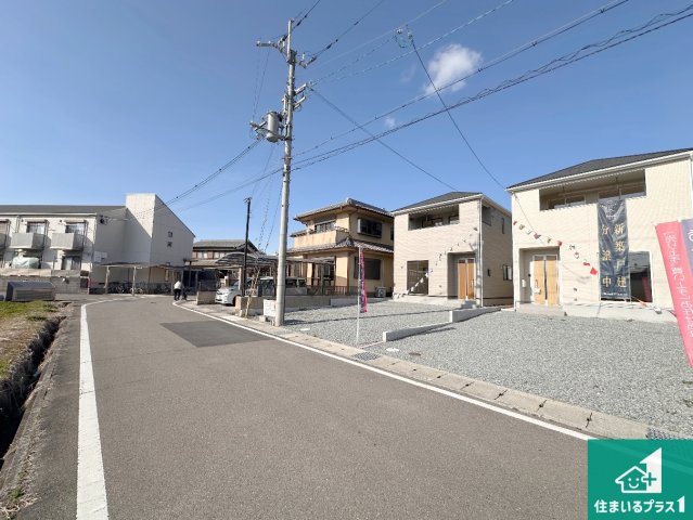 加西市北条町横尾　第10期　新築一戸建ての前面道路含む現地写真|周辺は閑静な住宅街！前面道路広々で車の出し入れも便利です。駐車が苦手な方でも安心して車庫入れできます！