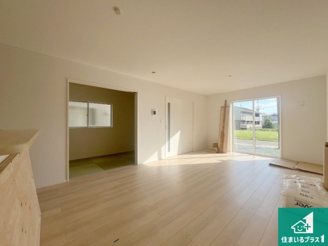 加西市北条町横尾　第10期　新築一戸建ての居間・リビング|日当たり良好の明るいリビングで朝の目覚めもスッキリできそう！対面キッチンでご家族のコミュニケーションも自然と増える設計！小さなお子様が遊ぶスペースを作っても広々とくつろげるLDK！
