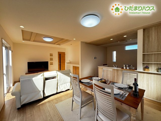 本庄市下野堂　新築一戸建て　ブルーミングガーデン　01の居間・リビング