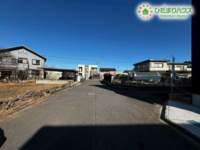 本庄市下野堂　新築一戸建て　ブルーミングガーデン　01の前面道路含む現地写真|前面道路は幅員がしっかり確保されており、お車の出し入れもスムーズに行えます。
視界を遮る高い建物が周囲にないため、空が広く感じられる開放的な周辺環境です！