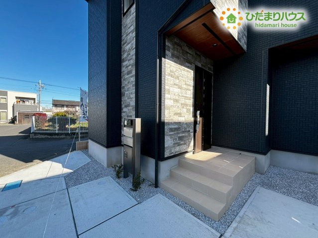 本庄市下野堂　新築一戸建て　ブルーミングガーデン　01の玄関