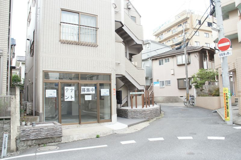 リューズフラット本八幡のエントランス