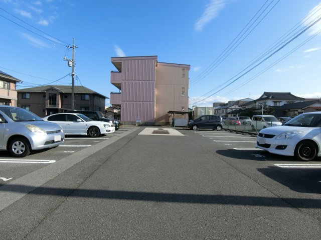 ピュア　セルト森尾の駐車場