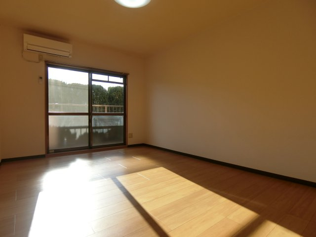 ピュア　セルト森尾の居間・リビング