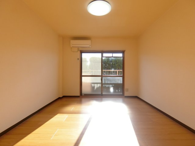 ピュア　セルト森尾の居間・リビング