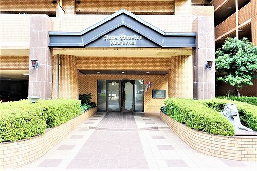 ライオンズマンション野田公園のエントランス|エントランスポーチ・ライオン像　※2021年10月撮影