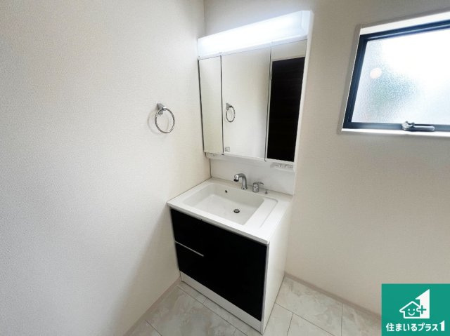 藤井寺市藤ケ丘　新築一戸建ての独立洗面台|清潔感のある洗面台です。フラットな鏡は掃除がしやすく毎日清潔！鏡裏には収納があるのでスッキリとした洗面台が保てます。