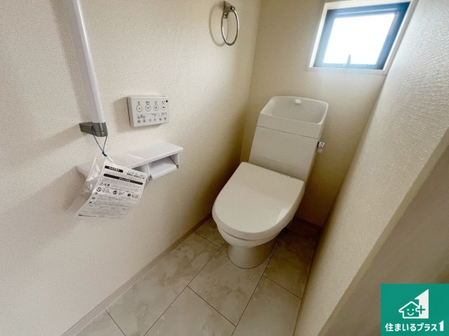 藤井寺市藤ケ丘　新築一戸建てのトイレ|1・2階の2ヶ所にあるので、朝の忙しい時間の順番待ちもなく、深夜の利用にも大変便利です。