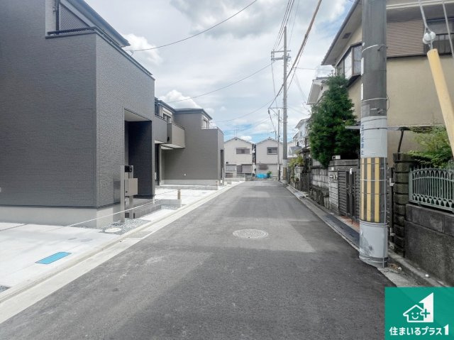 藤井寺市藤ケ丘　新築一戸建ての前面道路含む現地写真|周辺は閑静な住宅街！前面道路広々で車の出し入れも便利です。駐車が苦手な方でも安心して車庫入れできます！